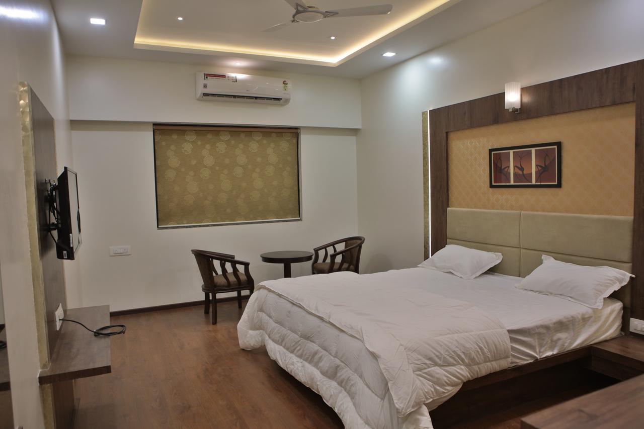 Hotel K P Pride Jalgaon Eksteriør billede