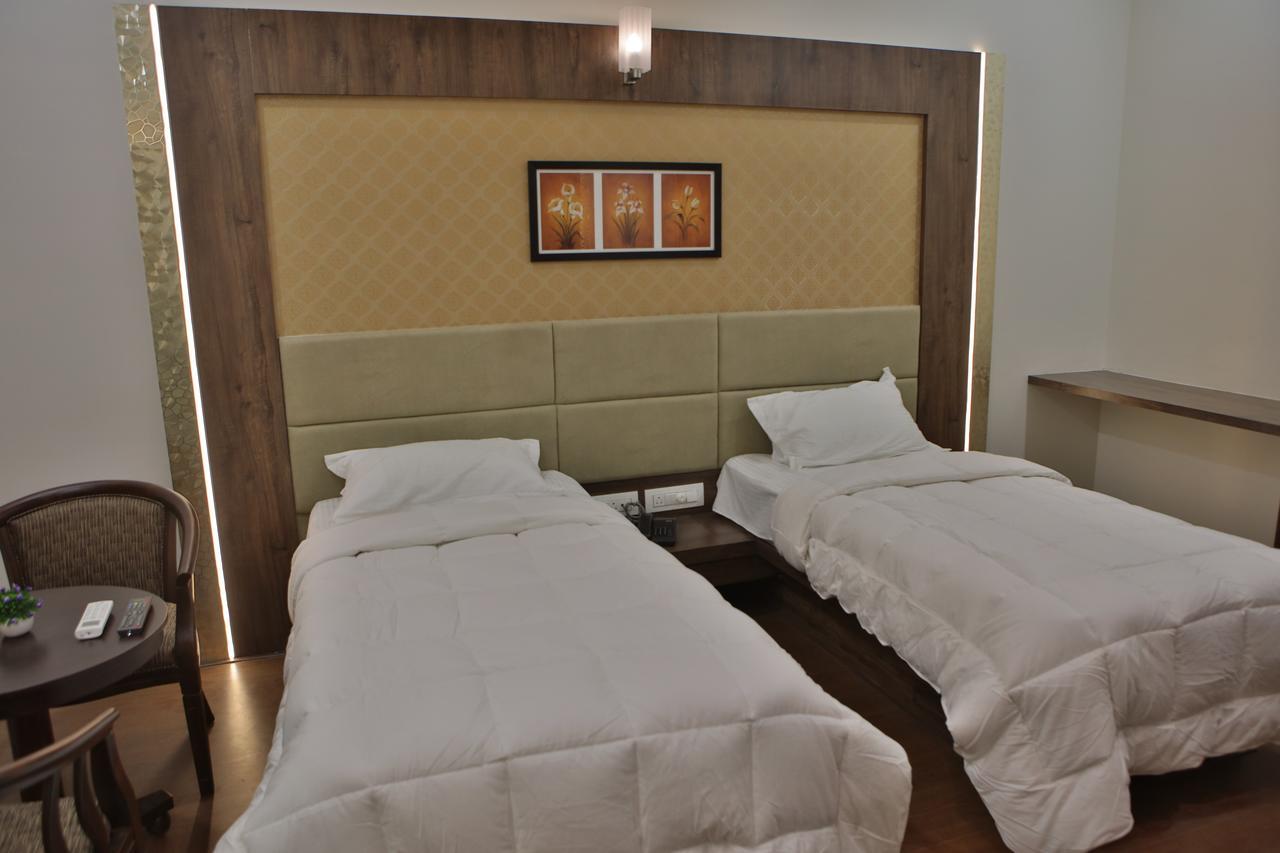 Hotel K P Pride Jalgaon Eksteriør billede